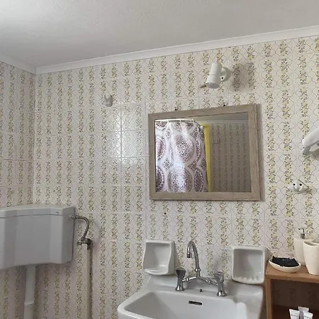 Дом отдыха Beautiful Old House In Adamas